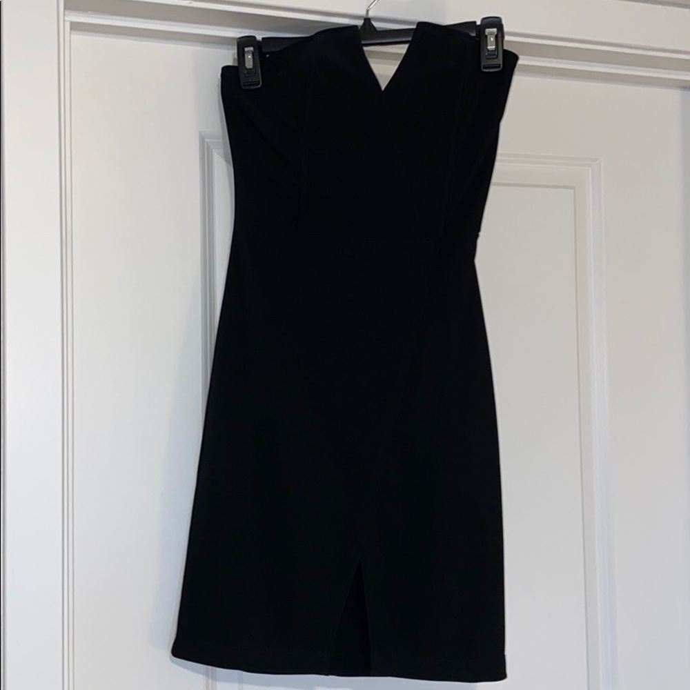 Lulu’s black dress strapless